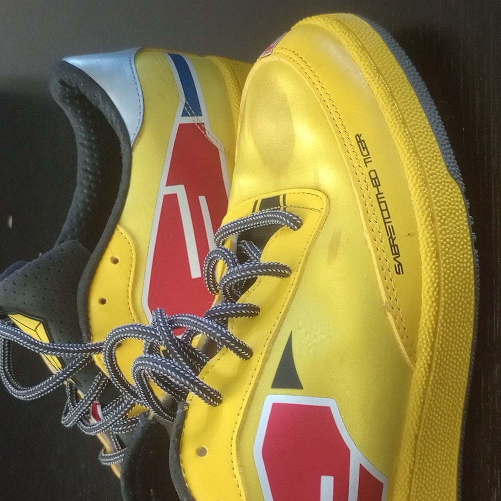 Reebok Mighty Morphin Power Rangers Sabertooth Tiger 🐯 Yellow Ranger
